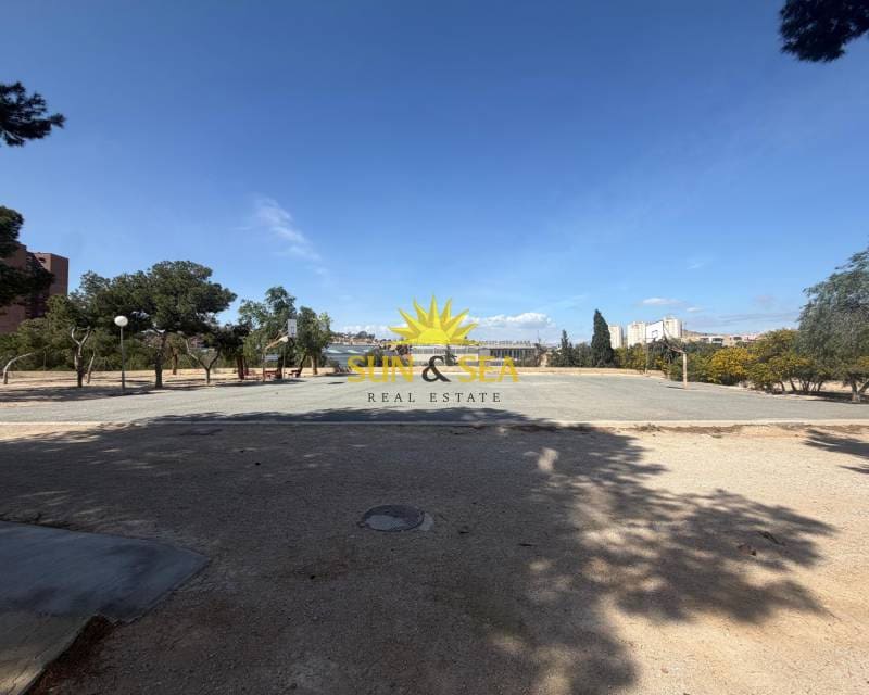 Appartement de 4 chambres à louer à Alicante ville avec piscine garage - 1 500 € (Ref: 9776928)