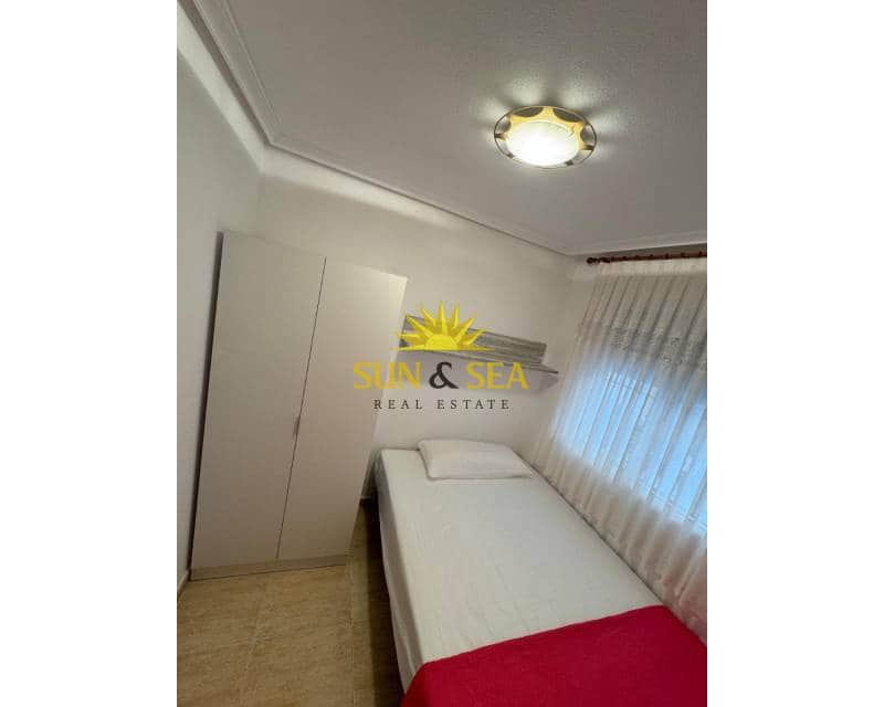 3 makuuhuone Huoneisto vuokrattavana paikassa Torrevieja mukana 
autotalli - 1 000 € (Ref: 9782142)