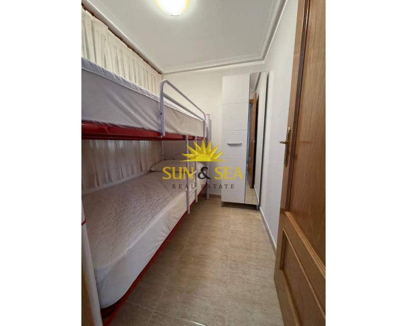 3 makuuhuone Huoneisto vuokrattavana paikassa Torrevieja mukana 
autotalli - 1 000 € (Ref: 9782142)