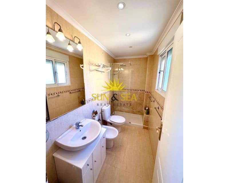 3 quarto Apartamento para arrendar em Daya Nueva com piscina - 950 € (Ref: 9787954)