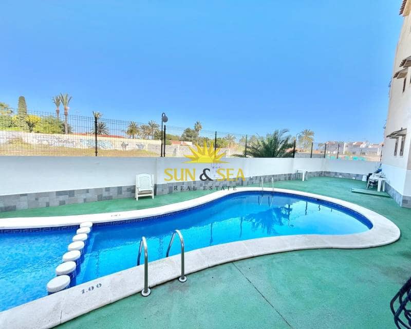 1 soveværelse Lejlighed til leje i Torrevieja med swimmingpool - € 650 (Ref: 9798313)