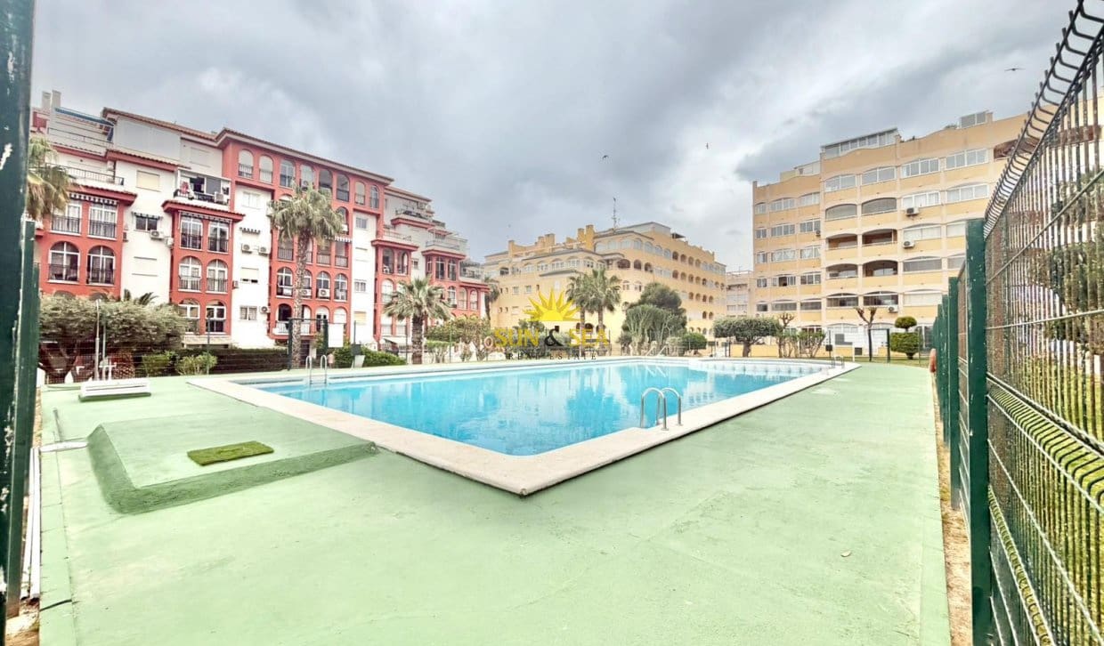 Apartamento de 1 habitación en Torrevieja en venta con piscina - 129.000 € (Ref: 9809415)