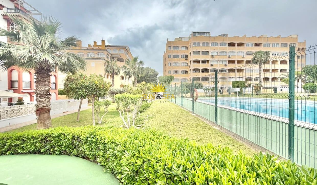 Apartamento de 1 habitación en Torrevieja en venta con piscina - 129.000 € (Ref: 9809415)