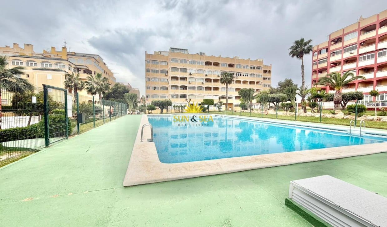 Apartamento de 1 habitación en Torrevieja en venta con piscina - 129.000 € (Ref: 9809415)