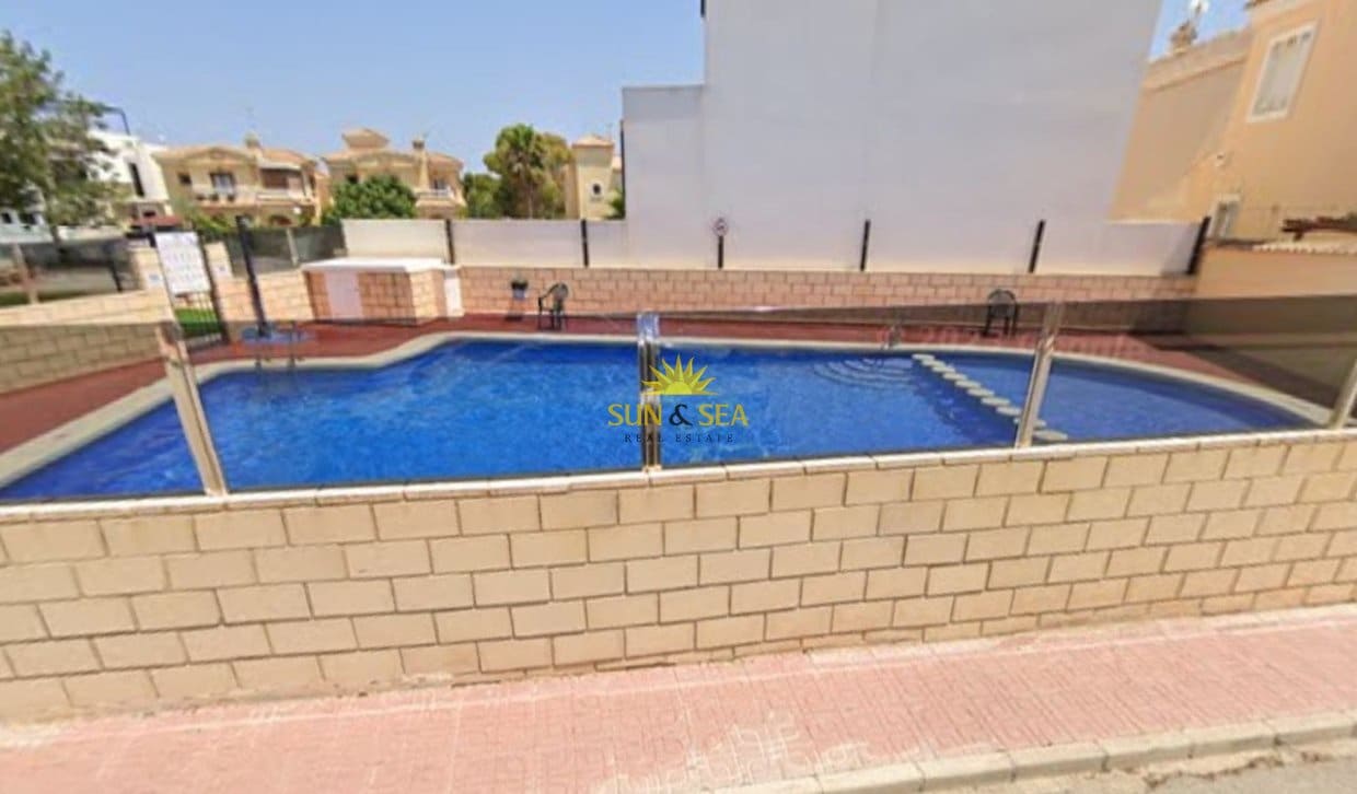 2 sovrum Lägenhet att hyra i Orihuela Costa med pool - 900 € (Ref: 9809824)