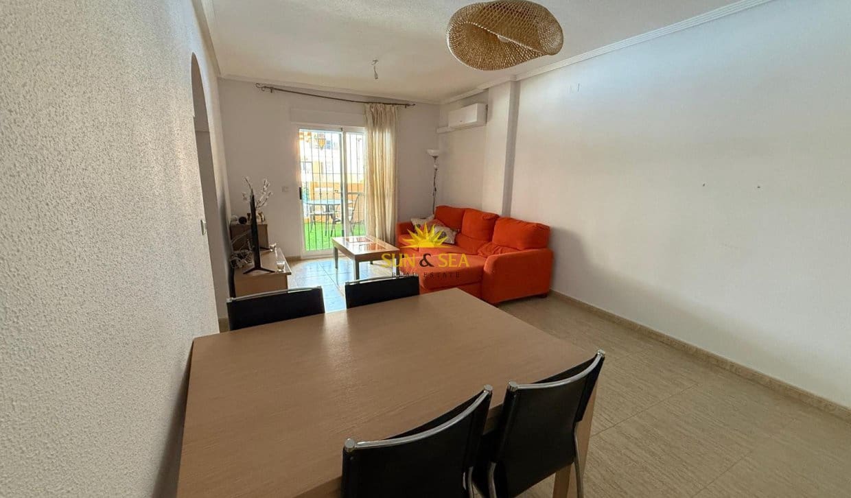2 soverom Leilighet til salgs i Los Alcazares med svømmebasseng garasje - € 900 (Ref: 9810835)