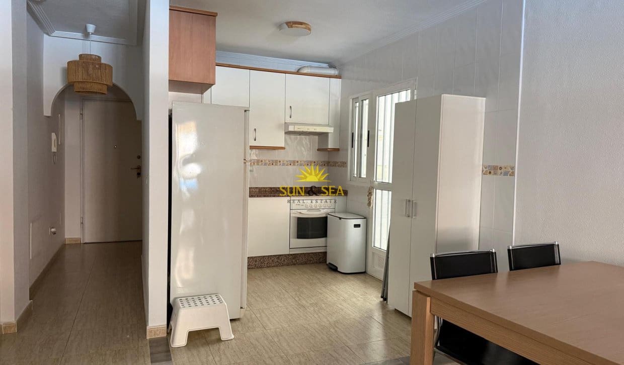 2 soverom Leilighet til salgs i Los Alcazares med svømmebasseng garasje - € 900 (Ref: 9810835)