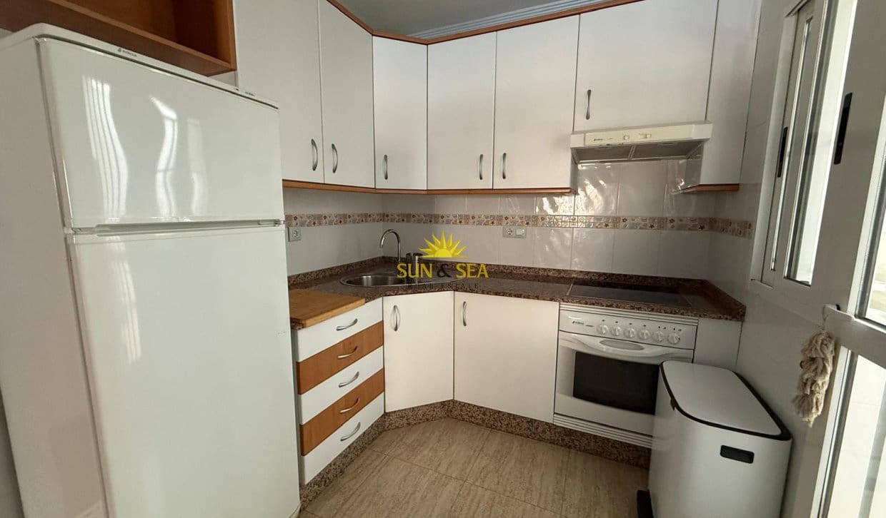 2 soverom Leilighet til salgs i Los Alcazares med svømmebasseng garasje - € 900 (Ref: 9810835)