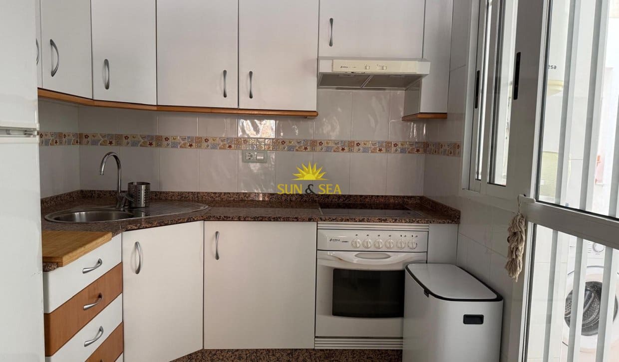2 soverom Leilighet til salgs i Los Alcazares med svømmebasseng garasje - € 900 (Ref: 9810835)