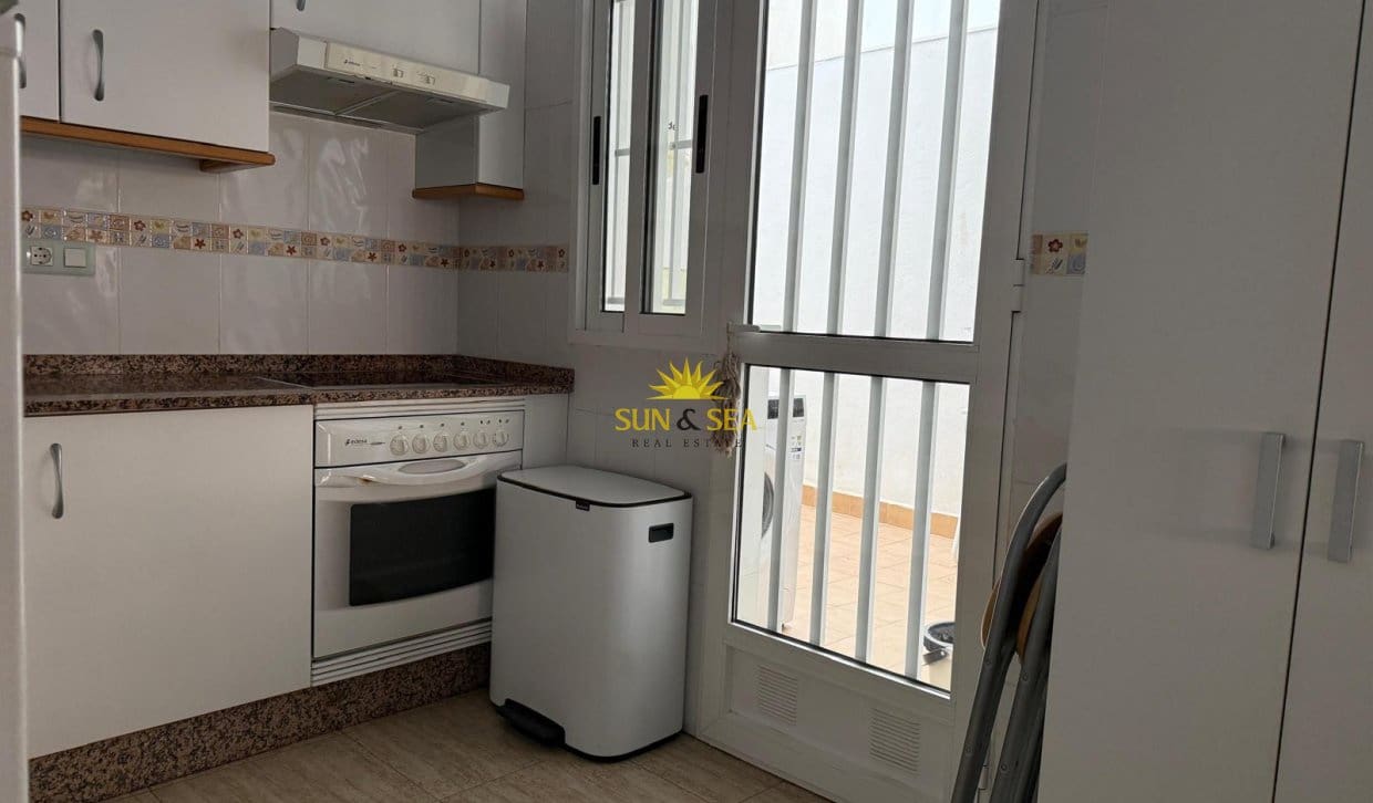 2 soverom Leilighet til salgs i Los Alcazares med svømmebasseng garasje - € 900 (Ref: 9810835)