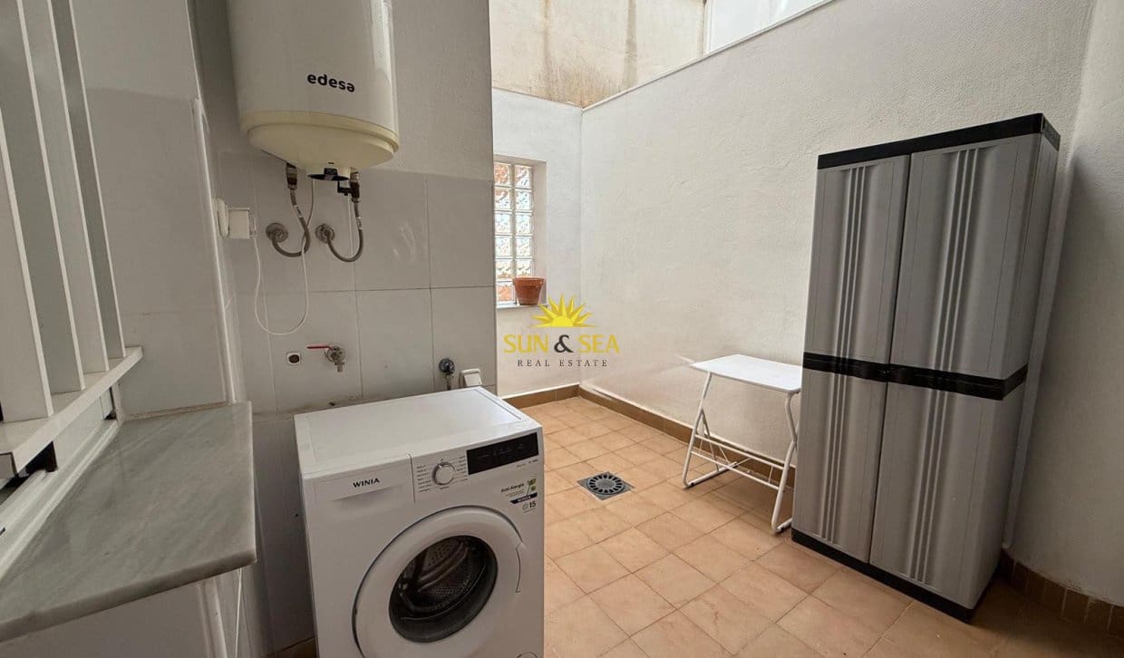 2 soverom Leilighet til salgs i Los Alcazares med svømmebasseng garasje - € 900 (Ref: 9810835)