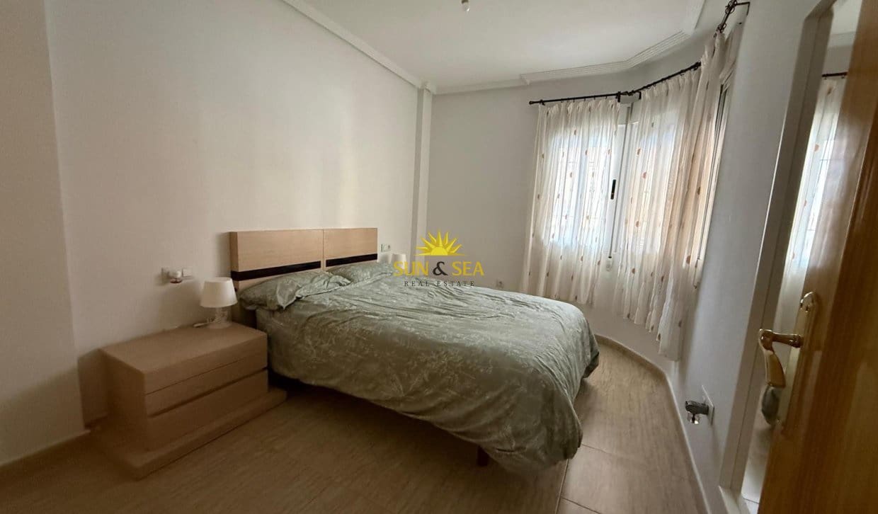 2 soverom Leilighet til salgs i Los Alcazares med svømmebasseng garasje - € 900 (Ref: 9810835)