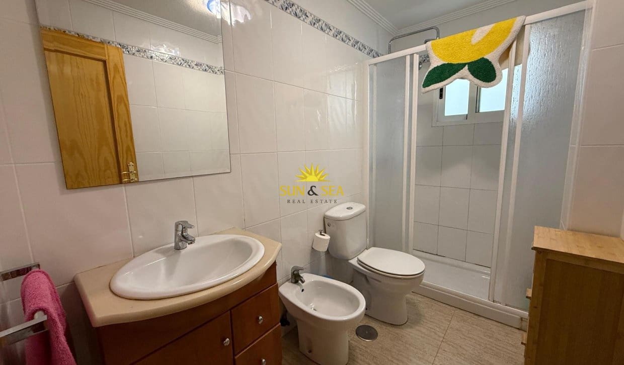 2 soverom Leilighet til salgs i Los Alcazares med svømmebasseng garasje - € 900 (Ref: 9810835)