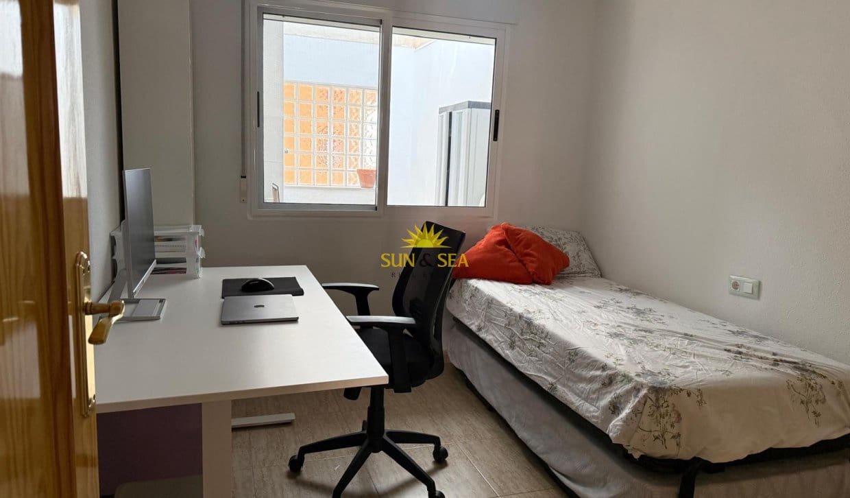 2 soverom Leilighet til salgs i Los Alcazares med svømmebasseng garasje - € 900 (Ref: 9810835)
