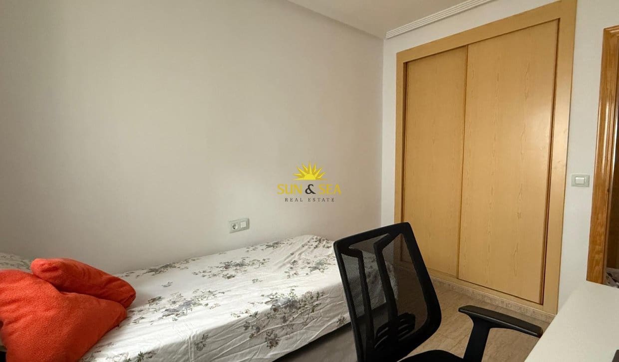2 soverom Leilighet til salgs i Los Alcazares med svømmebasseng garasje - € 900 (Ref: 9810835)