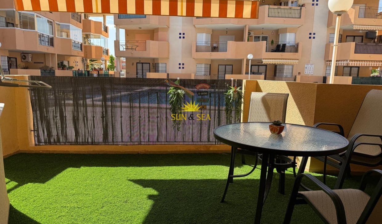 2 soverom Leilighet til salgs i Los Alcazares med svømmebasseng garasje - € 900 (Ref: 9810835)