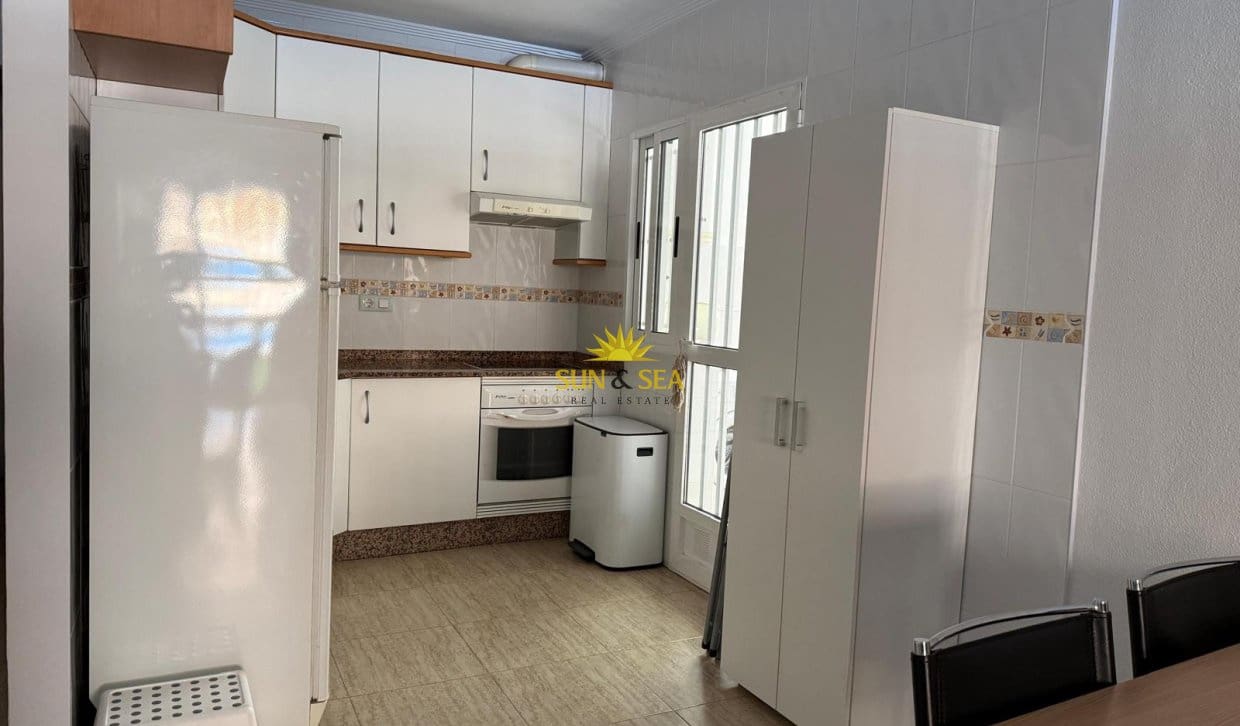 2 soverom Leilighet til salgs i Los Alcazares med svømmebasseng garasje - € 900 (Ref: 9810835)