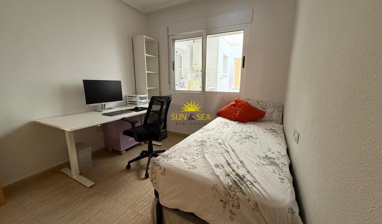 2 soverom Leilighet til salgs i Los Alcazares med svømmebasseng garasje - € 900 (Ref: 9810835)