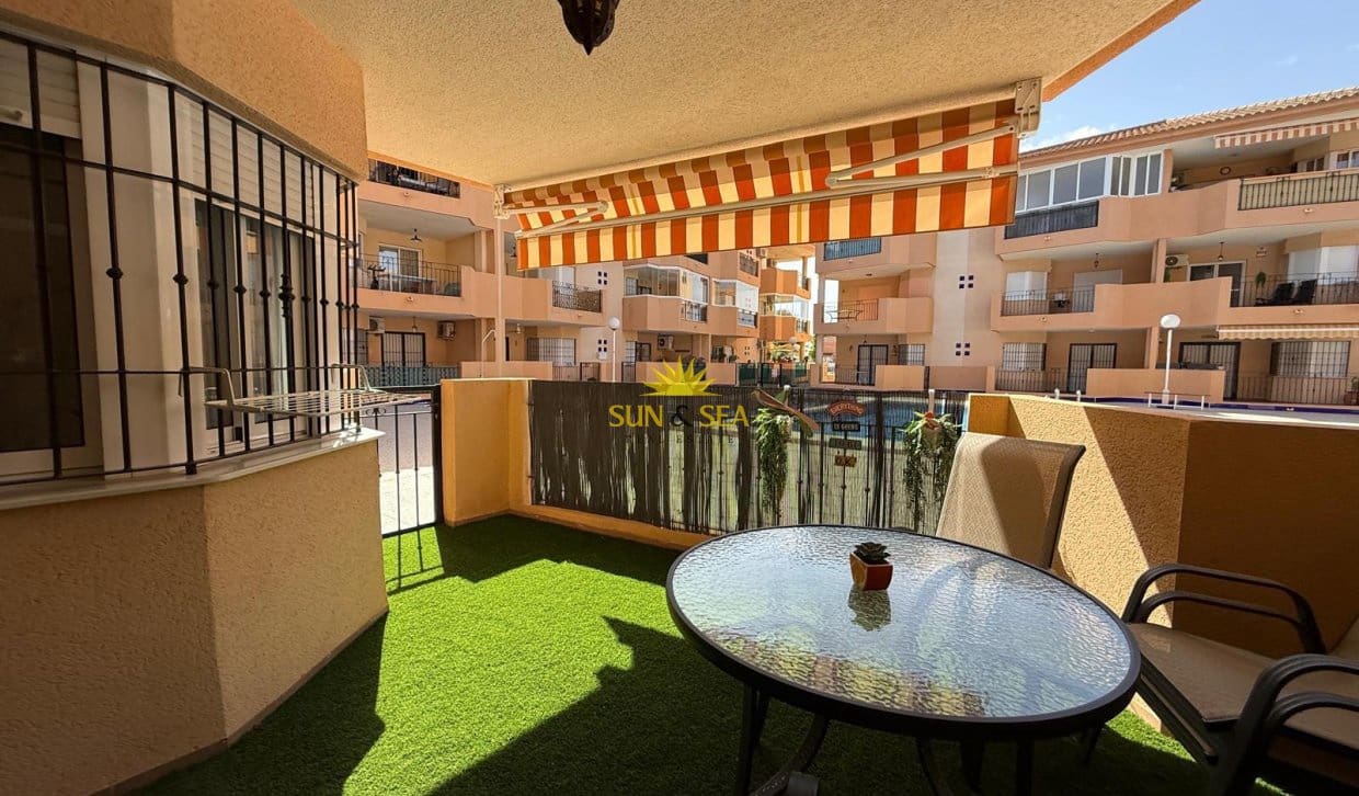 2 soverom Leilighet til salgs i Los Alcazares med svømmebasseng garasje - € 900 (Ref: 9810835)