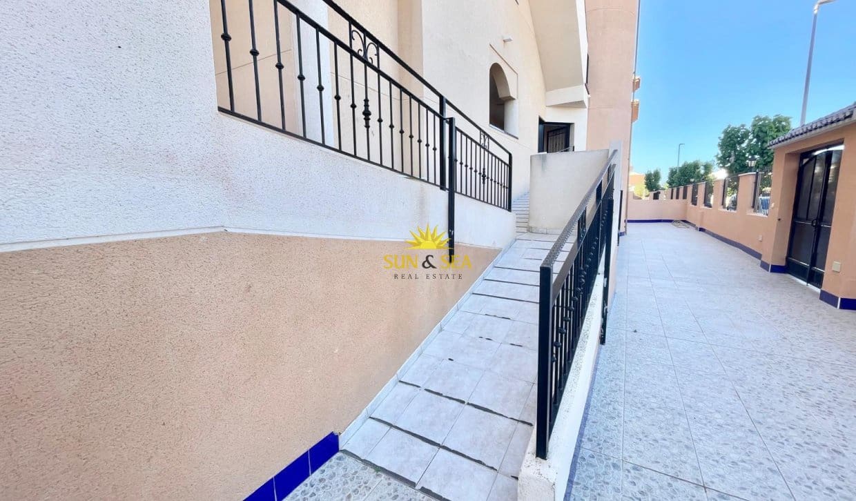 2 bedroom Apartment for holiday rental in Los Alcazares with pool garage - € 900 (Ref: 9810835)
