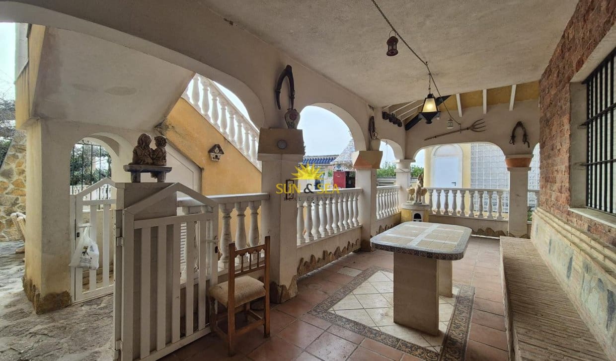 4 Zimmer Villa zu verkaufen in Orihuela mit Pool Garage - 185.000 € (Ref: 9810836)