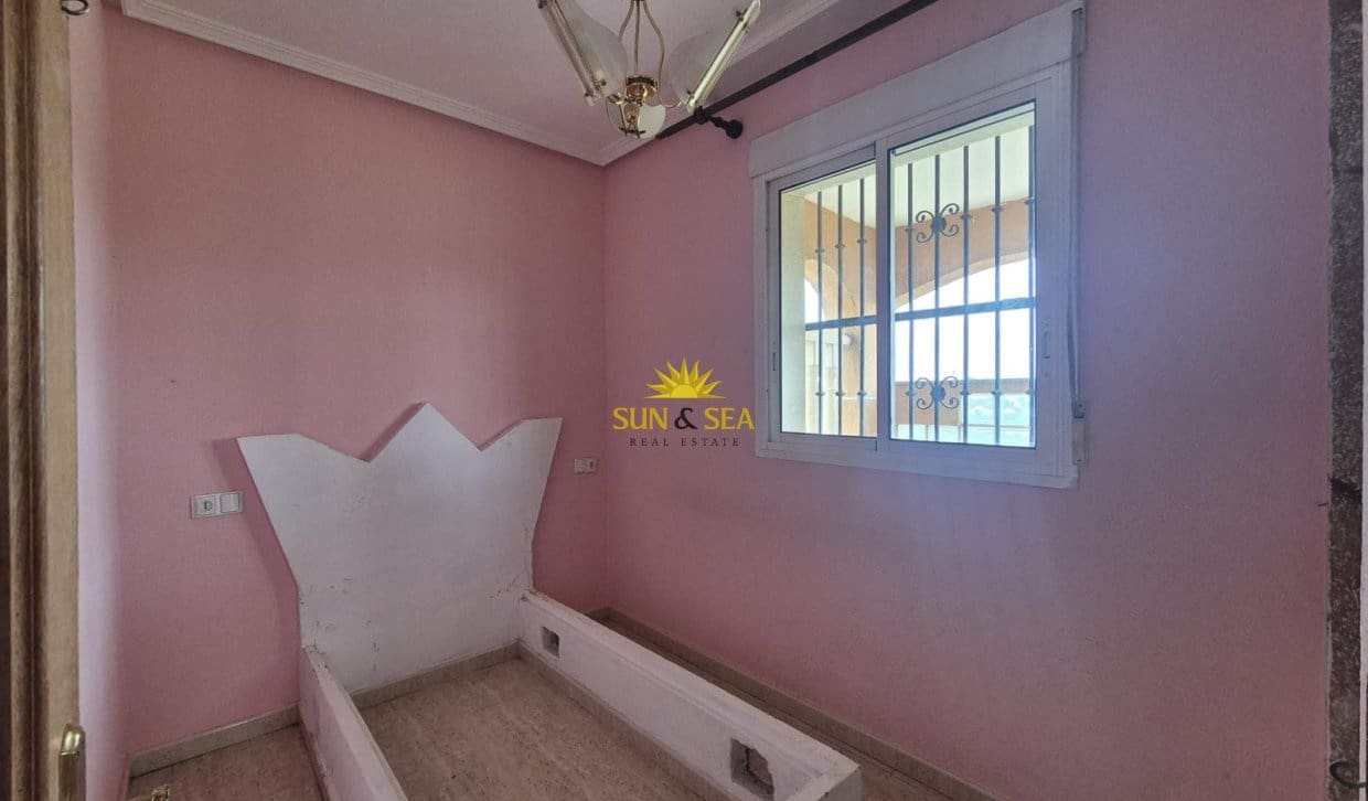 4 Zimmer Villa zu verkaufen in Orihuela mit Pool Garage - 185.000 € (Ref: 9810836)