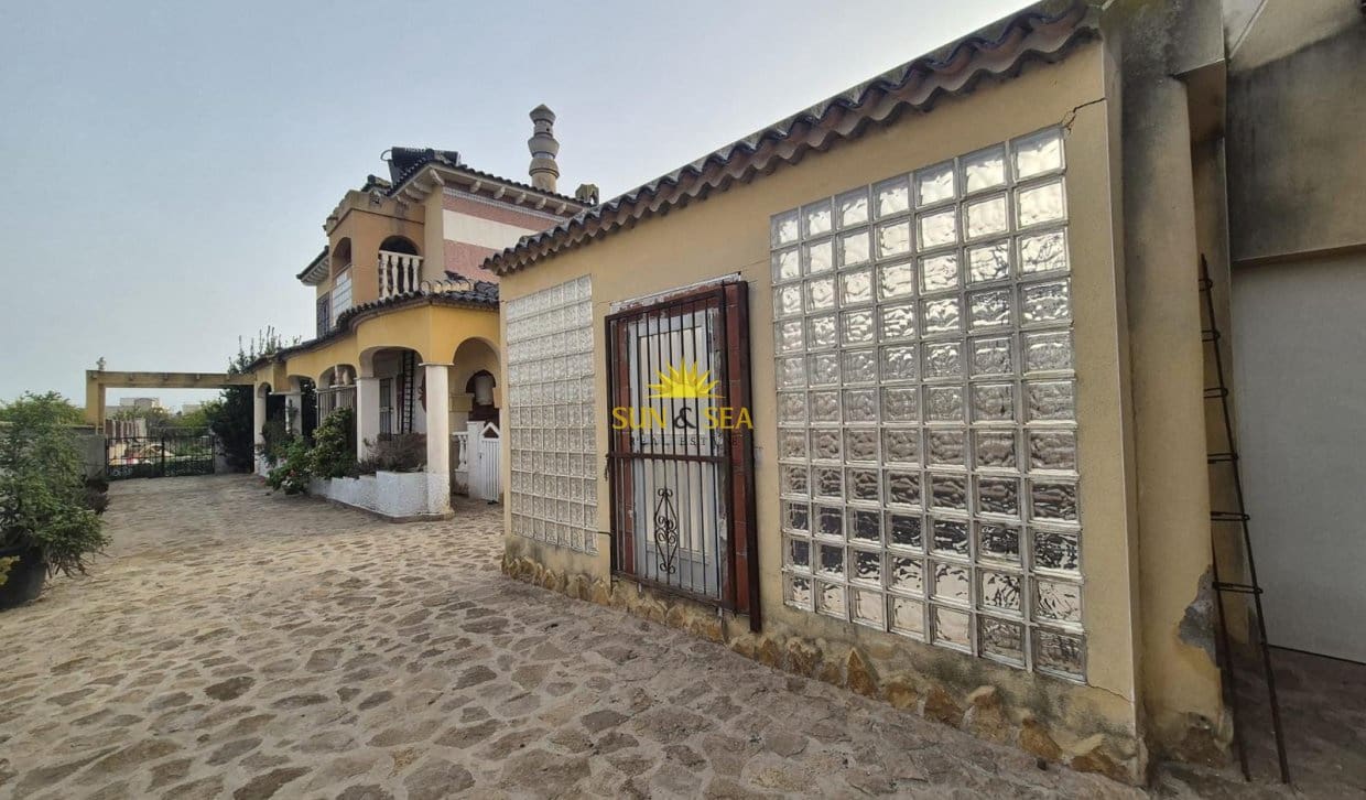 4 Zimmer Villa zu verkaufen in Orihuela mit Pool Garage - 185.000 € (Ref: 9810836)