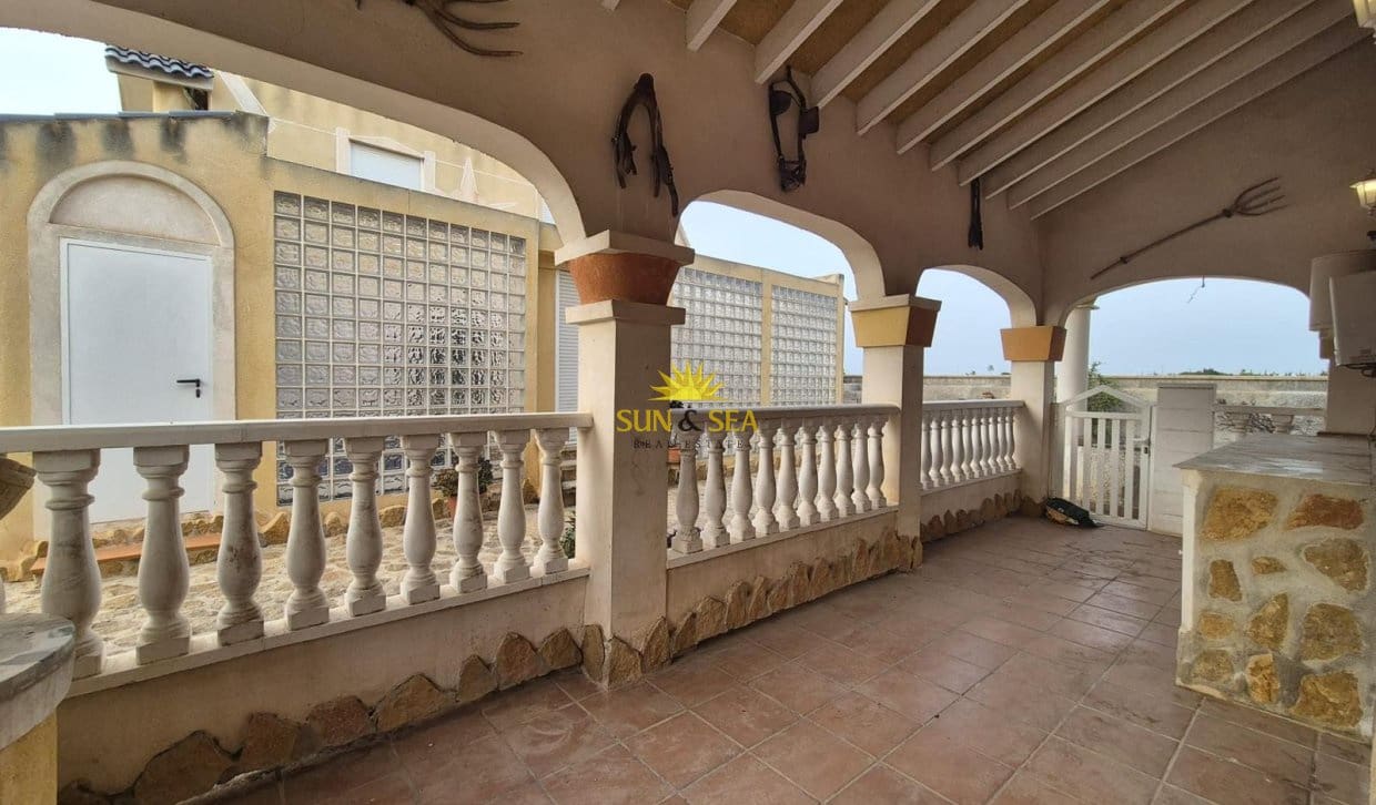 4 Zimmer Villa zu verkaufen in Orihuela mit Pool Garage - 185.000 € (Ref: 9810836)