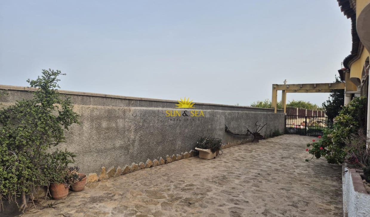 4 Zimmer Villa zu verkaufen in Orihuela mit Pool Garage - 185.000 € (Ref: 9810836)