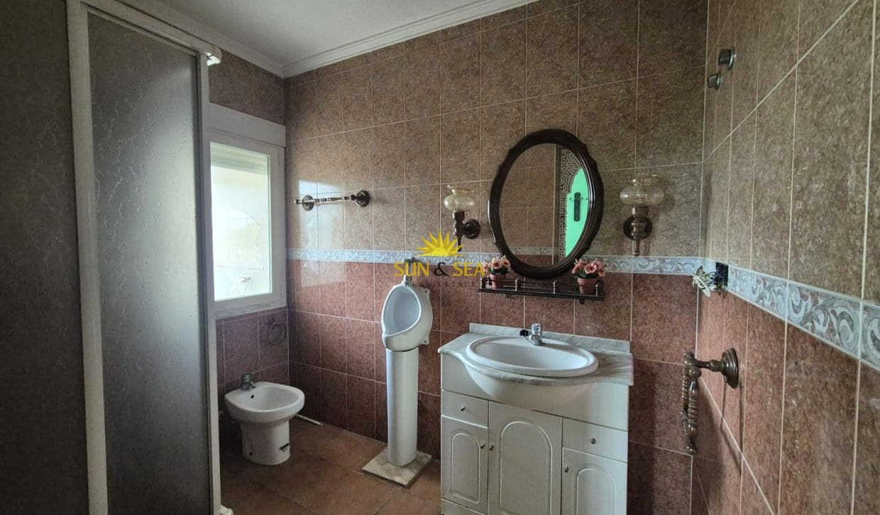 4 Zimmer Villa zu verkaufen in Orihuela mit Pool Garage - 185.000 € (Ref: 9810836)