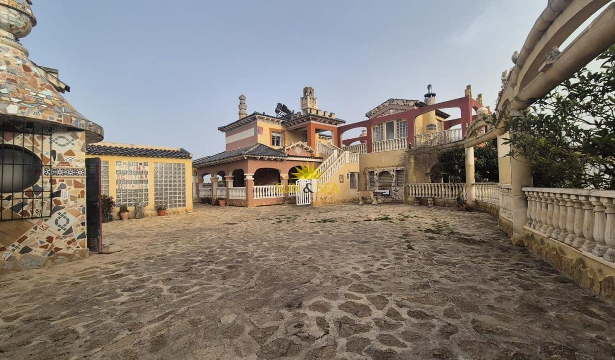 4 Zimmer Villa zu verkaufen in Orihuela mit Pool Garage - 185.000 € (Ref: 9810836)