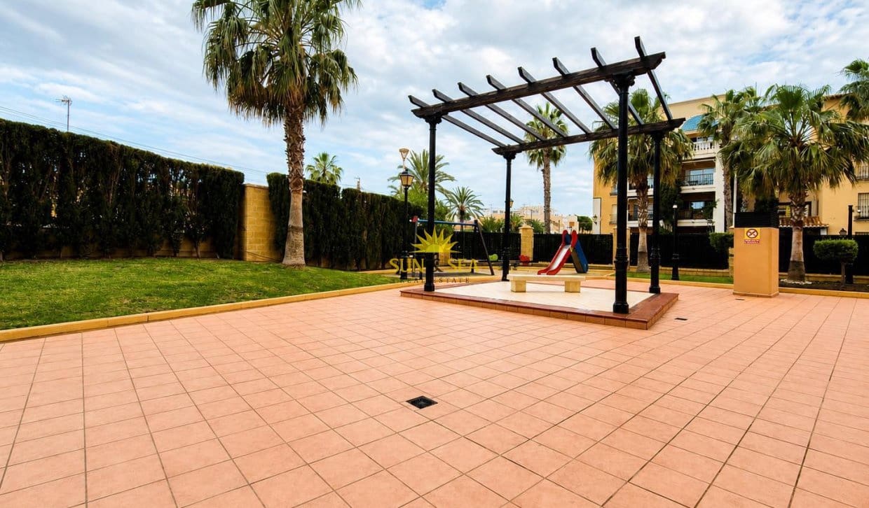 2 quarto Apartamento para venda em Torrevieja com piscina - 195 000 € (Ref: 9816191)