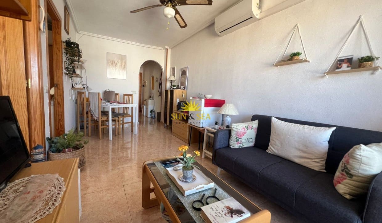 2 bedroom Apartment for sale in Torrevieja with pool - € 135,000 (Ref: 9816513)