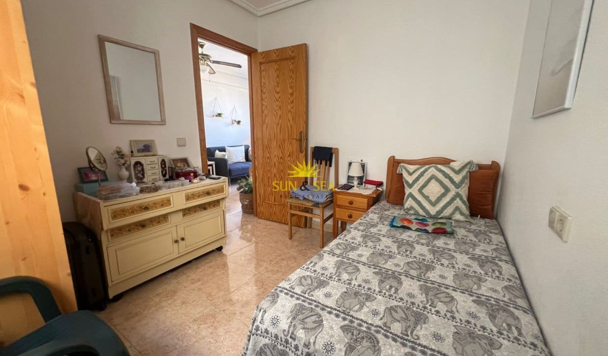 2 bedroom Apartment for sale in Torrevieja with pool - € 135,000 (Ref: 9816513)