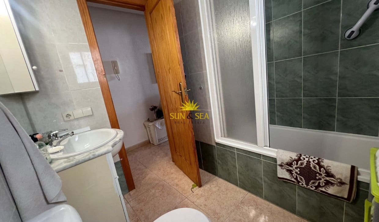 2 bedroom Apartment for sale in Torrevieja with pool - € 135,000 (Ref: 9816513)