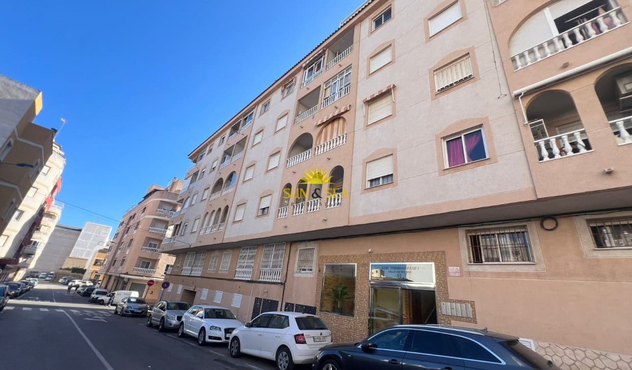 2 bedroom Apartment for sale in Torrevieja with pool - € 135,000 (Ref: 9816513)