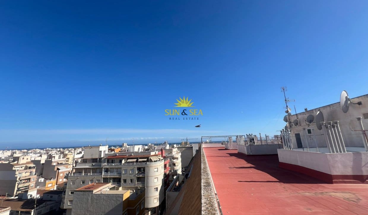 2 bedroom Apartment for sale in Torrevieja with pool - € 135,000 (Ref: 9816513)
