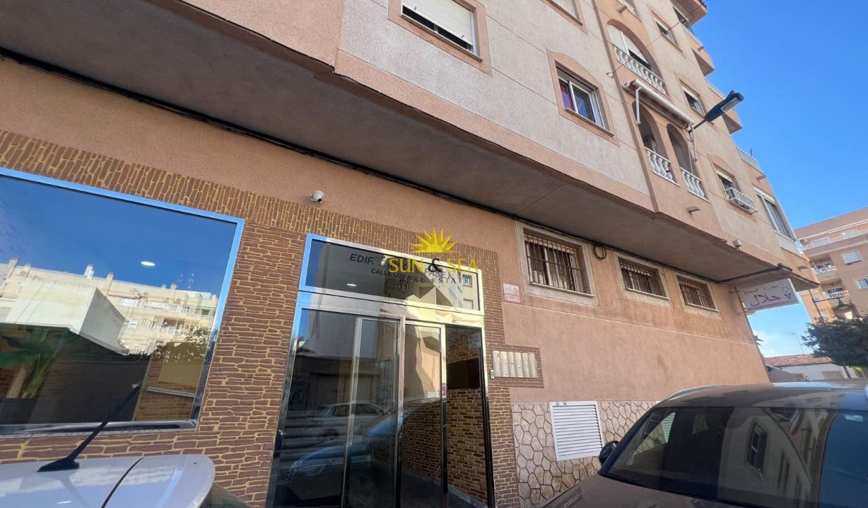 2 bedroom Apartment for sale in Torrevieja with pool - € 135,000 (Ref: 9816513)