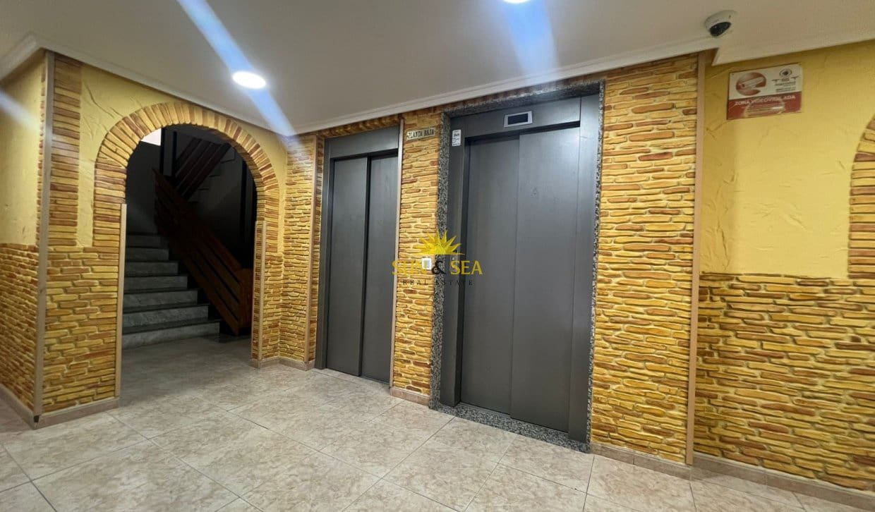 2 bedroom Apartment for sale in Torrevieja with pool - € 135,000 (Ref: 9816513)