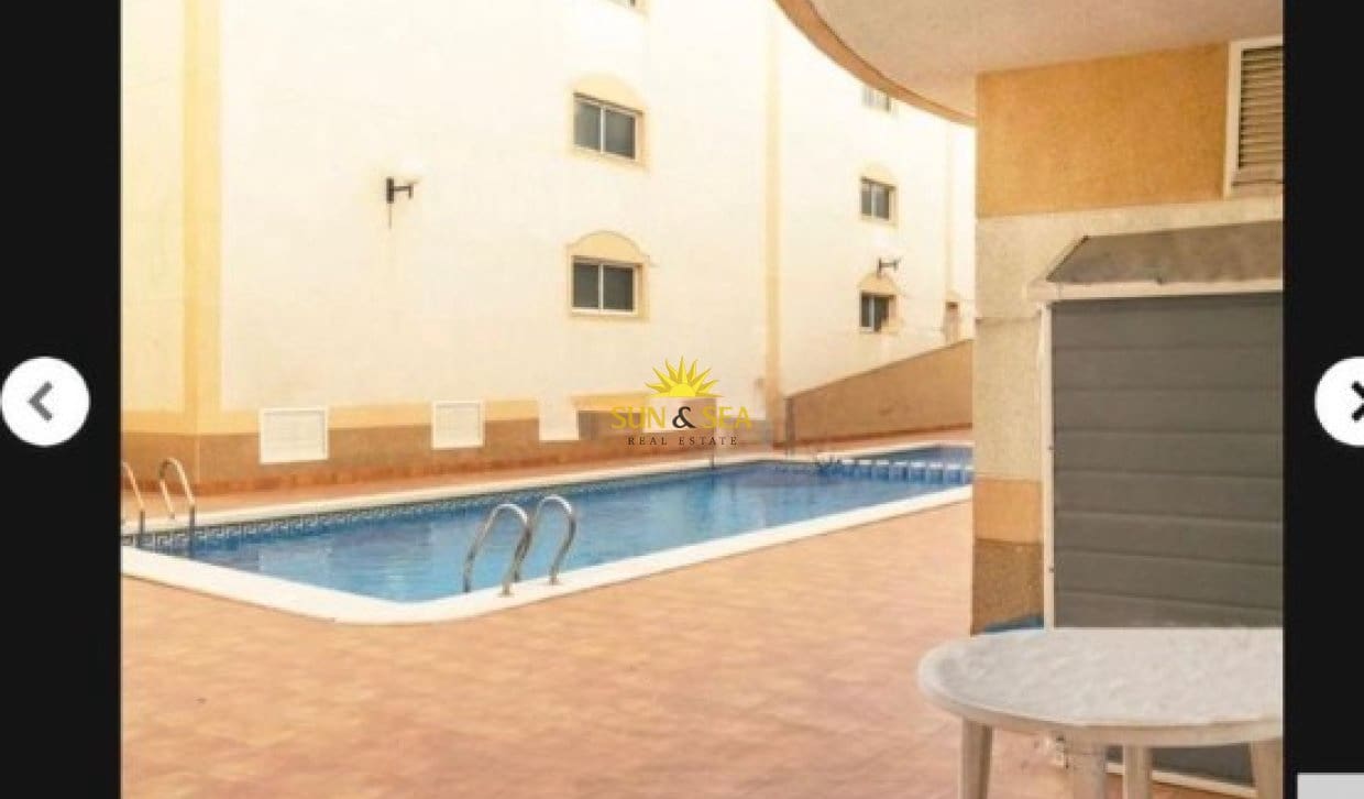 2 Zimmer Apartment zu verkaufen in Torrevieja mit Pool - 135.000 € (Ref: 9816513)