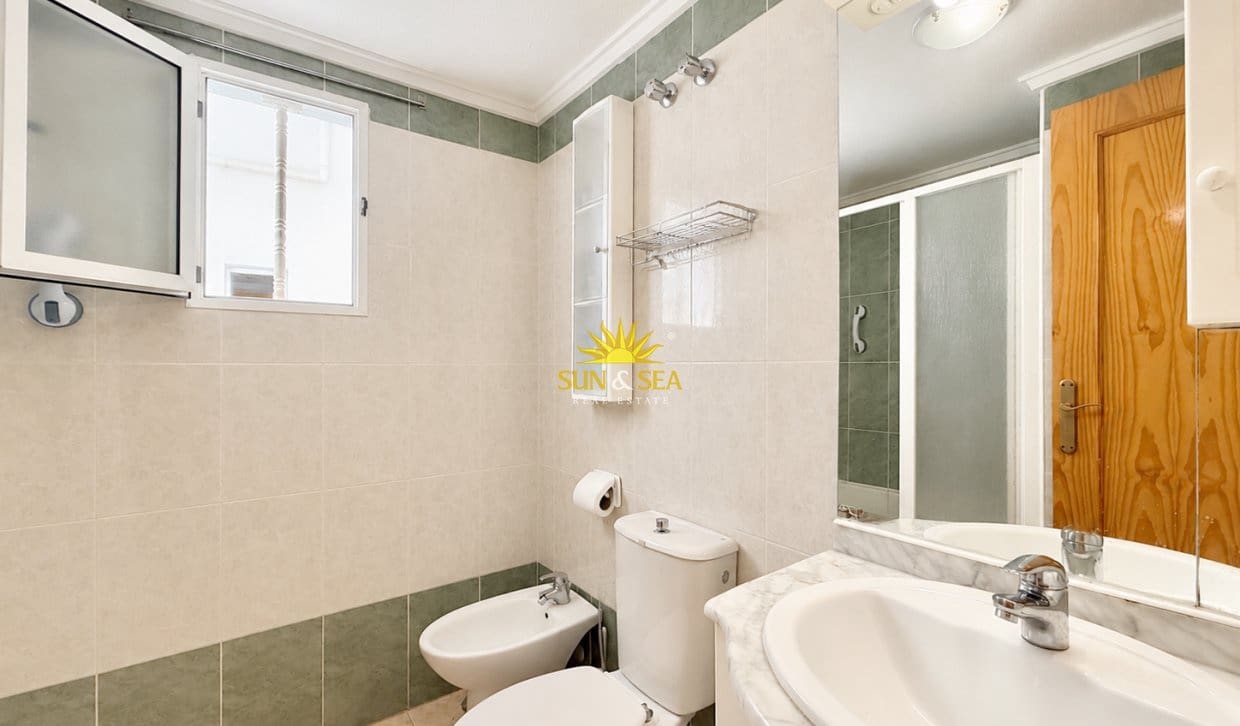 2 soverom Leilighet til salgs i Torrevieja med svømmebasseng - € 124 999 (Ref: 9816513)