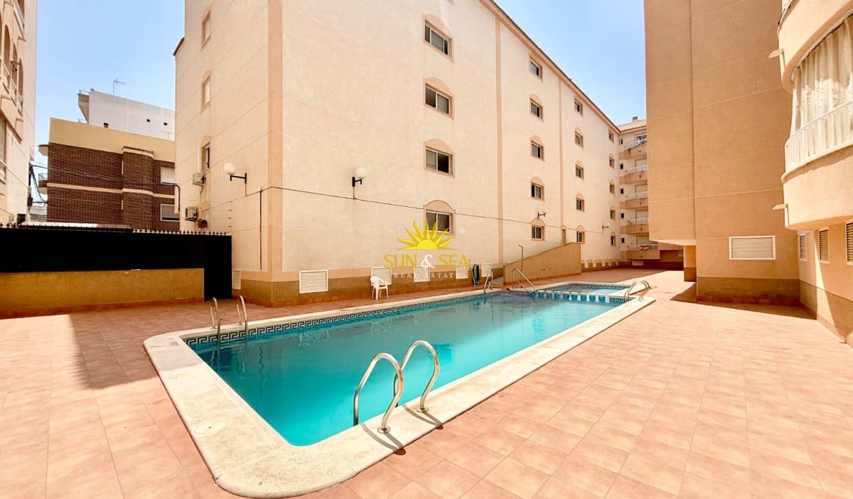 2 soverom Leilighet til salgs i Torrevieja med svømmebasseng - € 124 999 (Ref: 9816513)