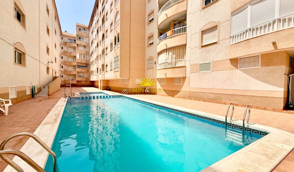 2 soverom Leilighet til salgs i Torrevieja med svømmebasseng - € 124 999 (Ref: 9816513)