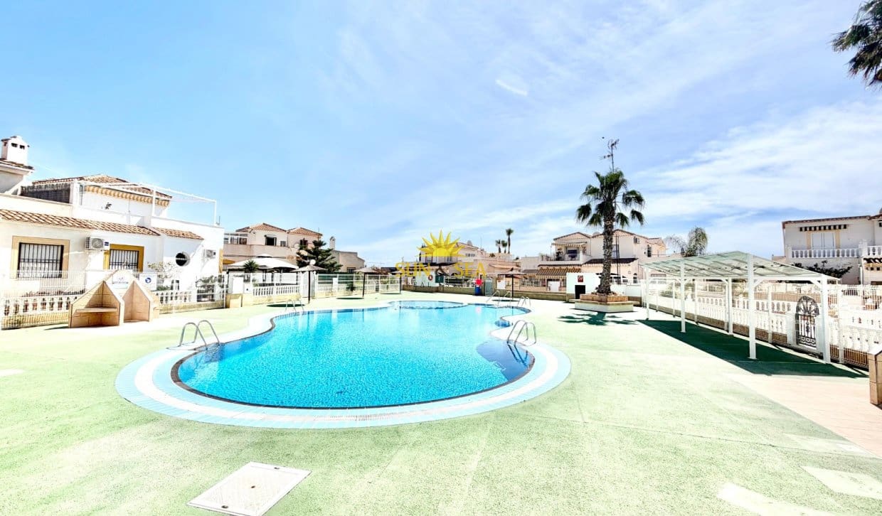 2 Zimmer Haus zu verkaufen in Orihuela Costa mit Pool - 170.000 € (Ref: 9816515)