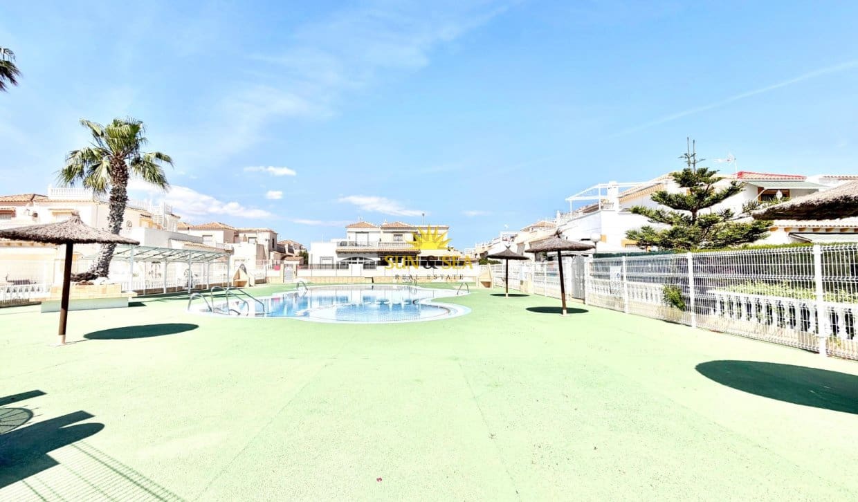 2 Zimmer Haus zu verkaufen in Orihuela Costa mit Pool - 170.000 € (Ref: 9816515)