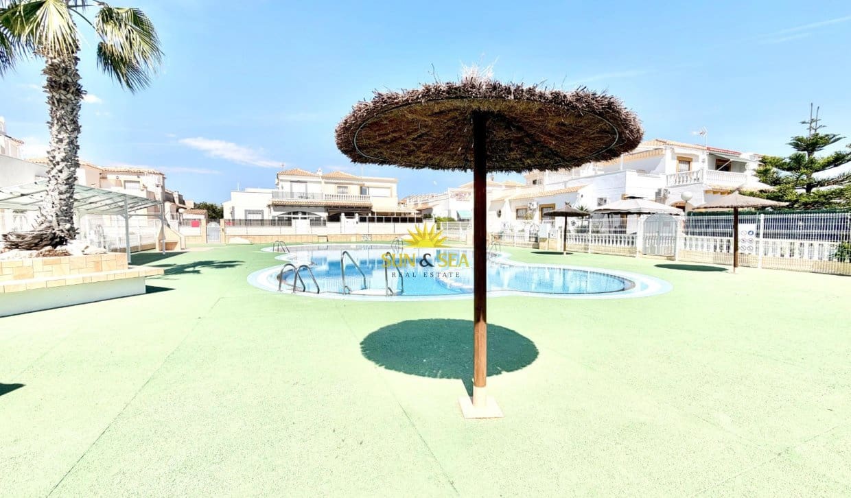 2 Zimmer Haus zu verkaufen in Orihuela Costa mit Pool - 170.000 € (Ref: 9816515)