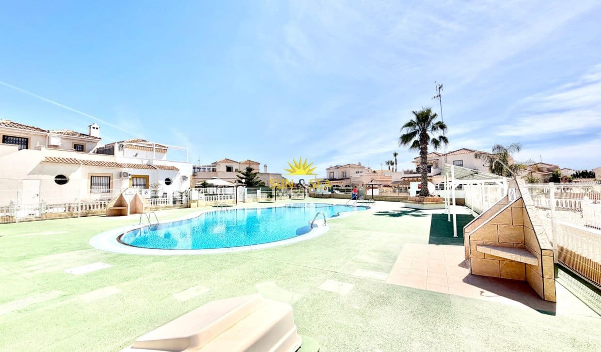 2 Zimmer Haus zu verkaufen in Orihuela Costa mit Pool - 170.000 € (Ref: 9816515)