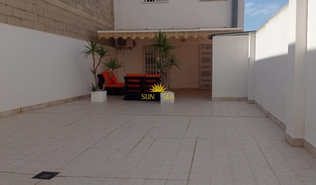 3 soveværelse Lejlighed til leje i Torrevieja - € 1.000 (Ref: 9816516)