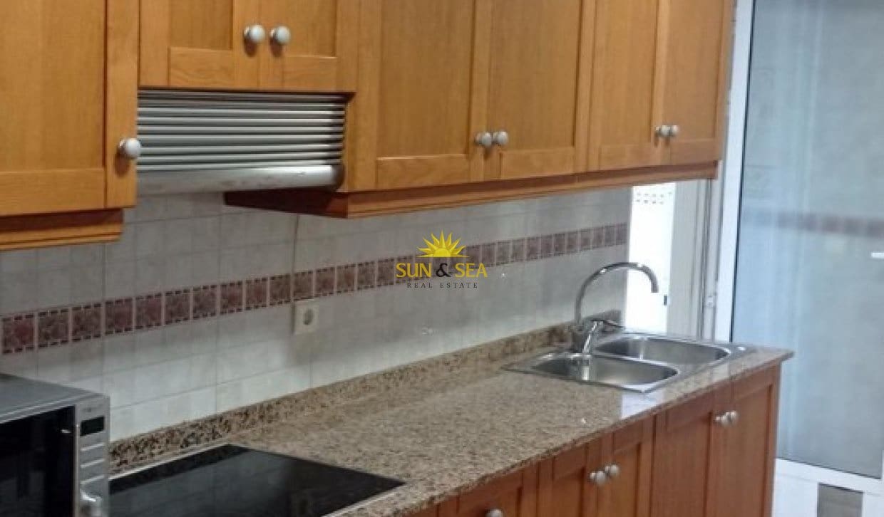 3 soveværelse Lejlighed til leje i Torrevieja - € 1.000 (Ref: 9816516)