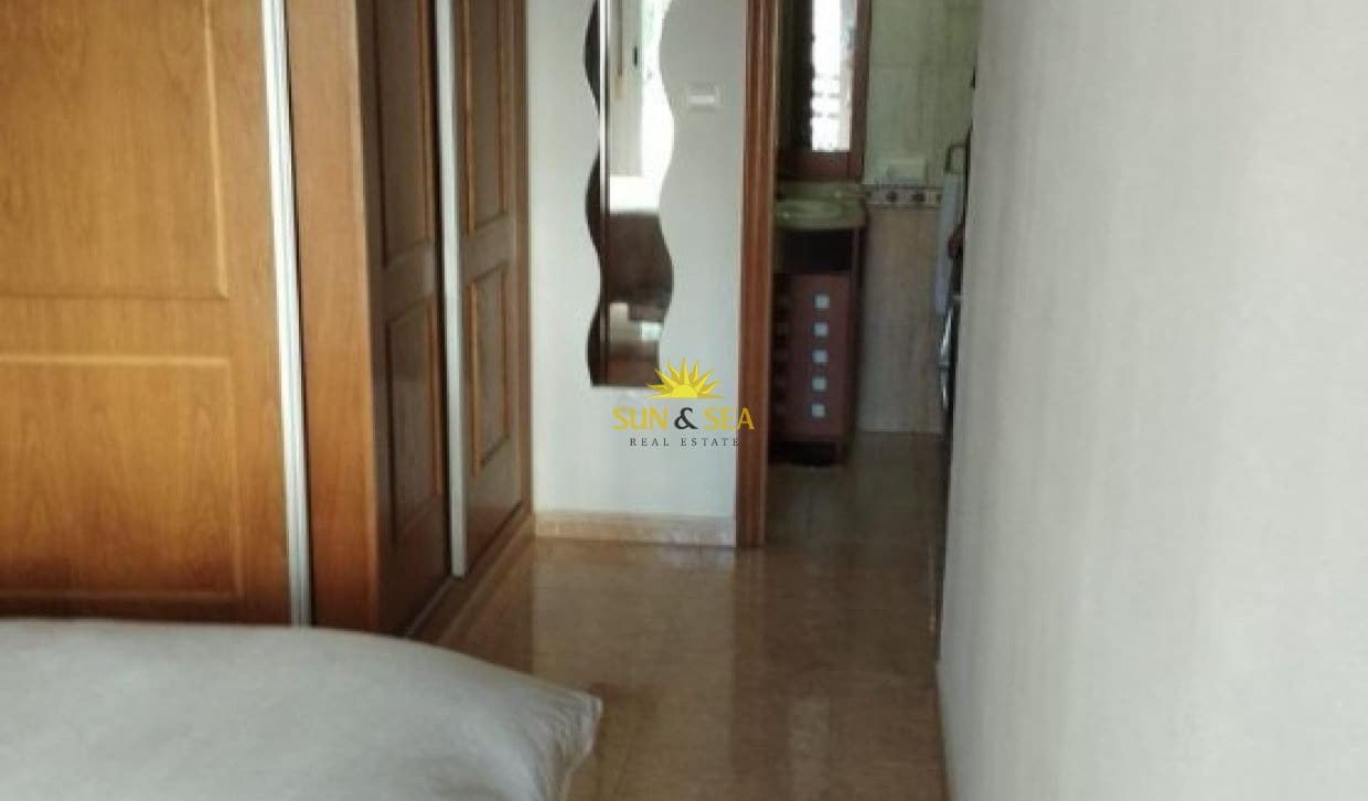 3 soveværelse Lejlighed til leje i Torrevieja - € 1.000 (Ref: 9816516)